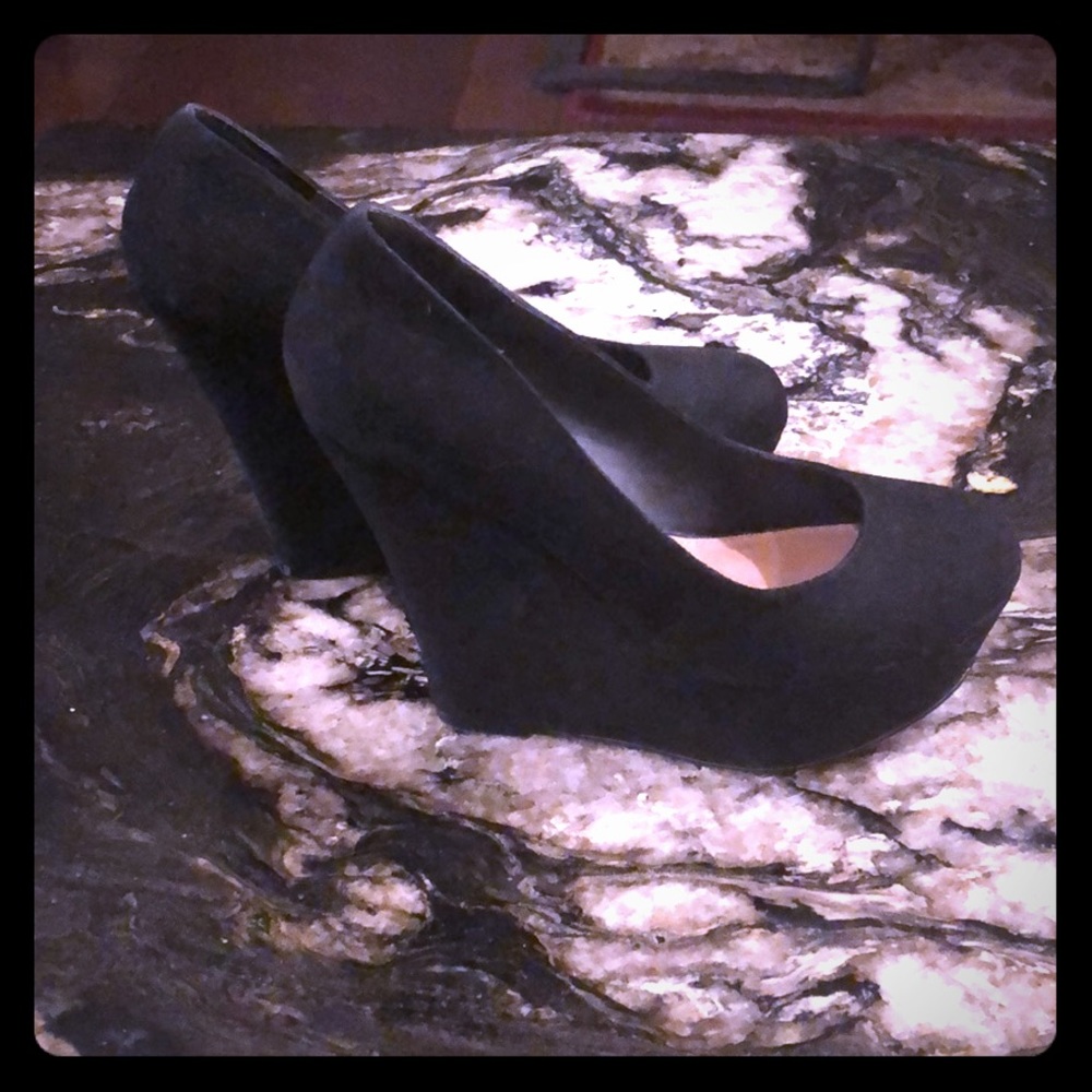 Steve Madden Black Wedges